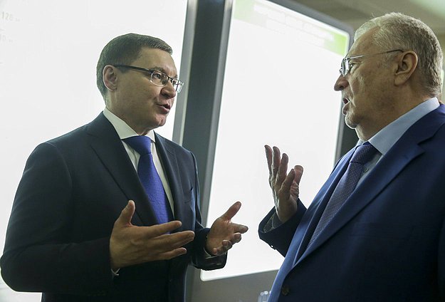 Министр строительства и жилищно-коммунального хозяйства Владимир Якушев и руководитель фракции ЛДПР Владимир Жириновский