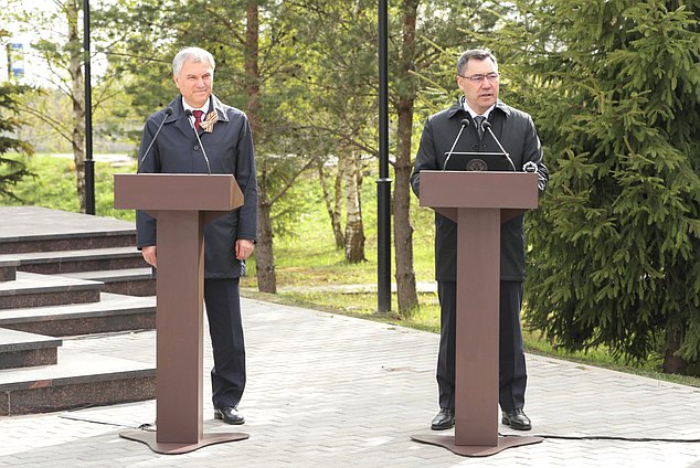 Председатель Государственной Думы Вячеслав Володин и Президент Киргизской Республики Садыр Жапаров посетили церемонию открытия Ржевского мемориала воинам-киргизам, погибшим в ходе Великой Отечественной войны на Ржевско-Вяземском направлении