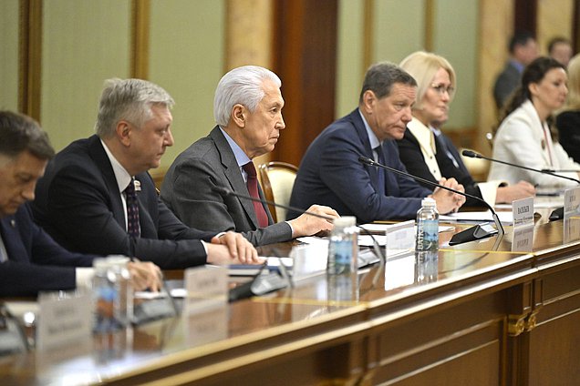 Встреча Председателя Правительства РФ Михаила Мишустина с членами фракции "Единая Россия" в преддверии отчета Правительства РФ за 2025 год. Фото пресс-службы Правительства РФ