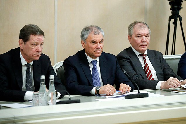 Председатель Государственной Думы Вячеслав Володин, Первый заместитель Председателя Государственной Думы Александр Жуков и Председатель Комитета по делам СНГ, евразийской интеграции и связям с соотечественниками Леонид Калашников