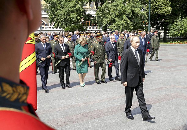 Возложения венка к Могиле Неизвестного Солдата
