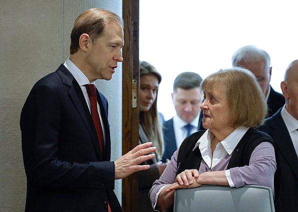 Первый заместитель Председателя Правительства РФ Денис Мантуров и заместитель Председателя Комитета по обороне Светлана Савицкая