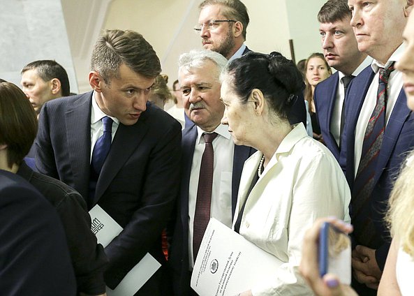 Генеральный директор АО «ДОМ.РФ» Александр Плутник и Председатель Комитета по жилищной политике и жилищно-коммунальному хозяйству Галина Хованская