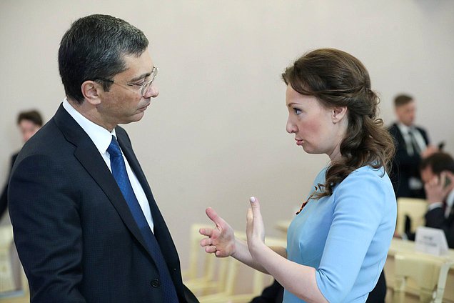 Председатель Комитета по промышленности и торговле Владимир Гутенев и заместитель Председателя Государственной Думы Анна Кузнецова