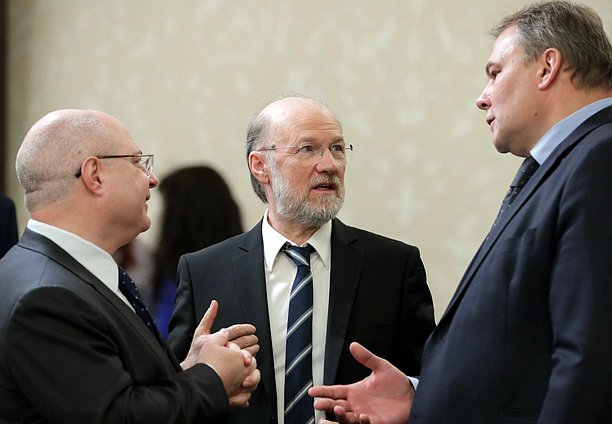 Заместитель Председателя Государственной Думы Петр Толстой и Председатель Комитета по вопросам собственности, земельным и имущественным отношениям Сергей Гаврилов