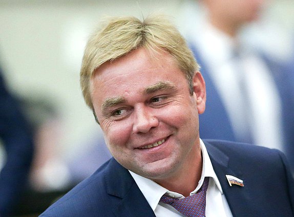 Член Комитета по транспорту и строительству Максим Сураев