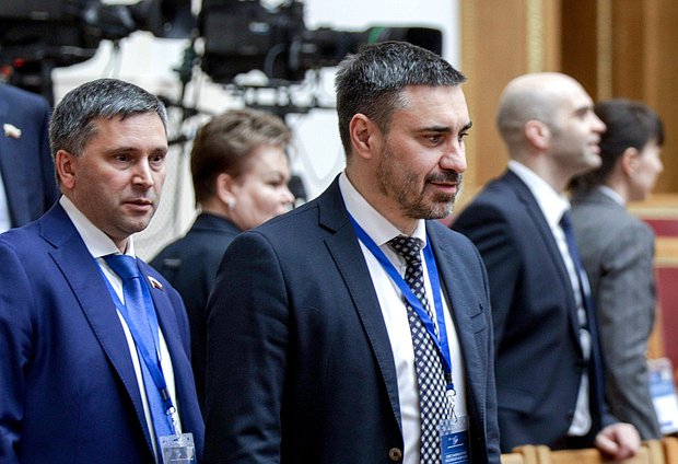 Председатель Комитета по экологии, природным ресурсам и охране окружающей среды Дмитрий Кобылкин и Председатель Комитета по охране здоровья Дмитрий Хубезов