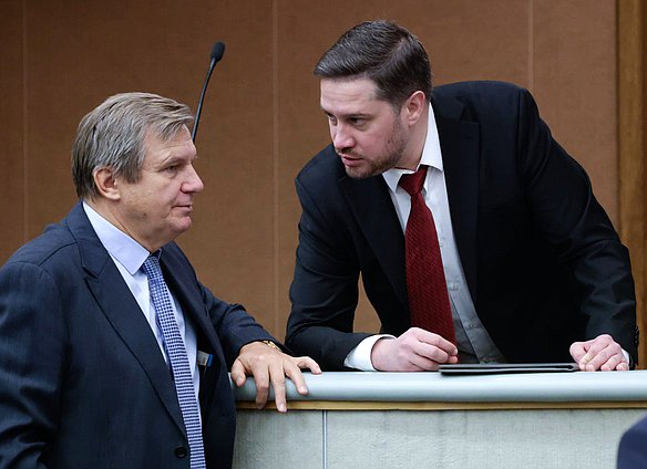 Первый заместитель Председателя Комитета по энергетике Игорь Ананских и аудитор Счетной палаты РФ Максим Зайцев