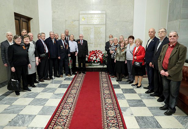 Возложение цветов ветеранами Минэкономразвития к памятной доске работников Госплана СССР