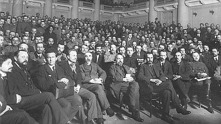مندوبو المؤتمر الأول لعموم روسيا للسوفييتات لنواب العمال والجنود في قاعة قصر تاورايد. من بين المندوبين نيكولاي سيمينوفيتش تشخيدزه (6 من اليسار)، جورجي فالنتينوفيتش بليخانوف (5 من اليسار). 4-28 مايو 1917 يتم تخزين الصورة في أرشيف الدولة المركزية للأفلام والصور والوثائق الصوتية في سانت بطرسبرغ