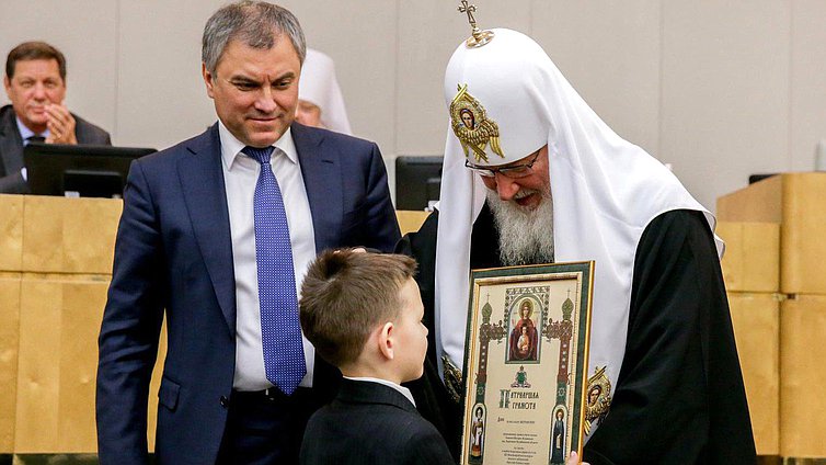 Председатель Государственной Думы Вячеслав Володин и Патриарх Московский и всея Руси Кирилл во время награждения победителей конкурса детских рисунков "Красота Божьего мира" в рамках открытия V Рождественских Парламентских встреч. Фото: Анна Исакова/Фотослужба Государственной Думы