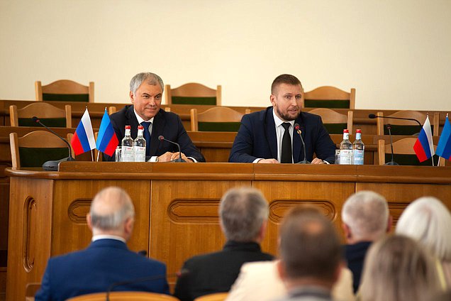 Председатель Государственной Думы Вячеслав Володин и Председатель Народного Совета ЛНР Денис Мирошниченко