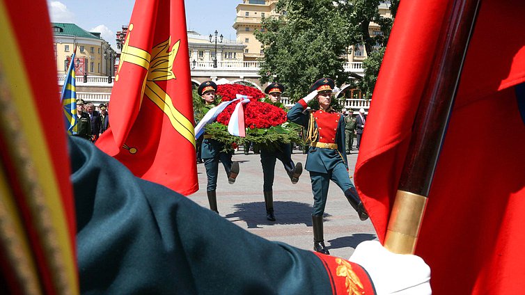 Церемония возложения венков к Могиле Неизвестного Солдата и к памятнику маршалу Советского Союза Георгию Жукову