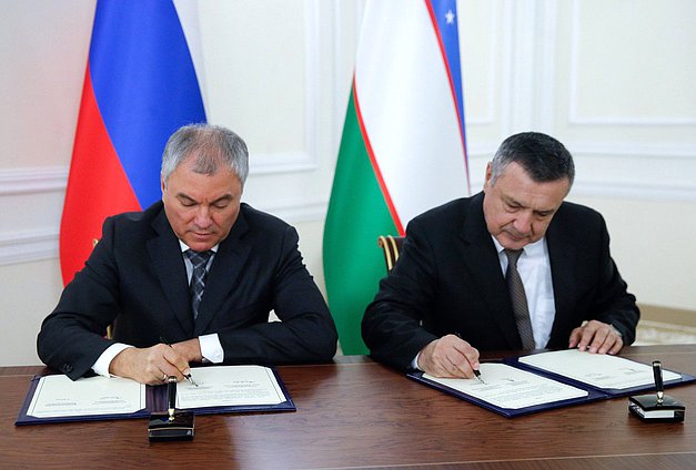 Председатель Государственной Думы Вячеслав Володин и спикер Законодательной палаты Олий Мажлиса Республики Узбекистан Нуриддин Исмоилов. Церемония подписания Регламента Межпарламентской комиссии по сотрудничеству Государственной Думы ФС РФ и Законодательной палаты Олий Мажлиса Республики Узбекистан