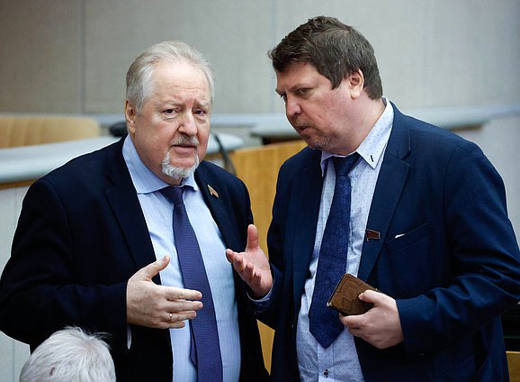 Заместитель Председателя Комитета по развитию гражданского общества, вопросам общественных и религиозных объединений Сергей Обухов и заместитель Председателя Комитета по региональной политике и местному самоуправлению Михаил Матвеев