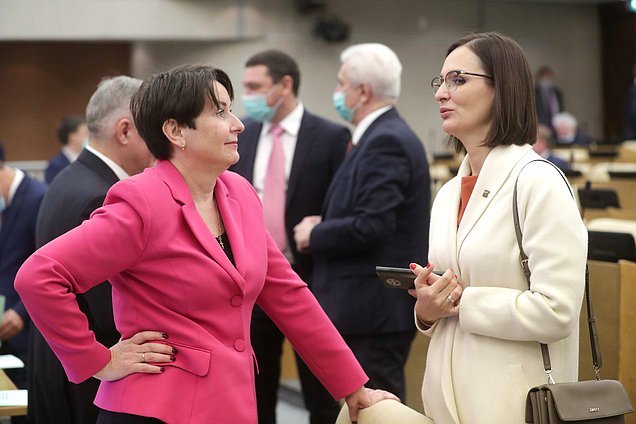 Депутаты от фракции «Единая Россия» Светлана Разворотнева и Татьяна Буцкая