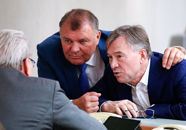 Первый заместитель председателя Комитета по бюджету и налогам Александр Ремезков и заместитель Председателя Комитета по промышленности и торговле Александр Терентьев