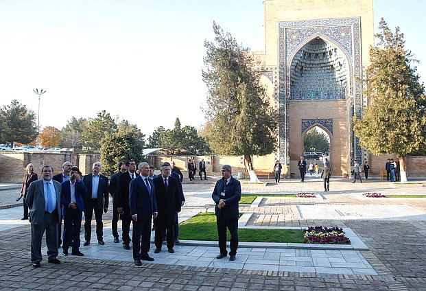 Председатель Государственной Думы Вячеслав Володин и члены российской делегации посетили мавзолей Гур-Эмир в Самарканде