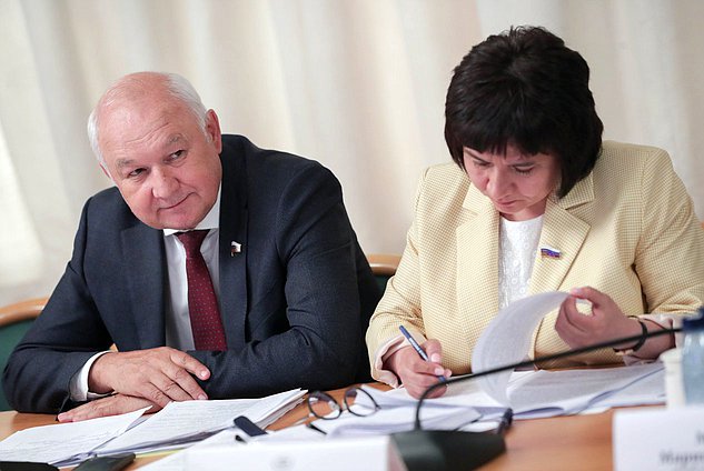 Первый заместитель Председателя Комитета по делам национальностей Ильдар Гильмутдинов и член Комитета Елена Евтюхова