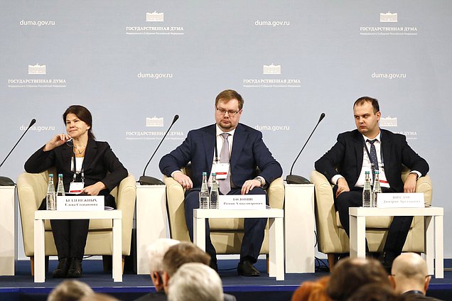 Вице-президент компании "Русал" Елена Безнадежных и директор Департамента государственного регулирования тарифов и инфраструктурных реформ Минэкономразвития России Дмитрий Шведов (справа). Сессия "Производство и инвестиции"