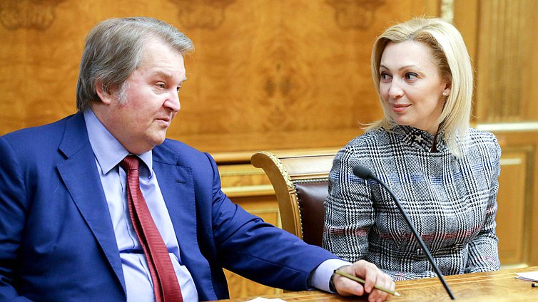Заместитель Председателя Государственной Думы Ольга Тимофеева и Первый заместитель Председателя Комитета по государственному строительству и законодательству Михаил Емельянов