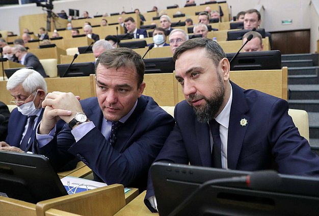 Депутаты от фракции «Единая Россия» Николай Гончаров и Шамсаил Саралиев