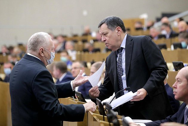 Руководитель фракции ЛДПР Владимир Жириновский и Председатель Комитета по бюджету и налогам Андрей Макаров