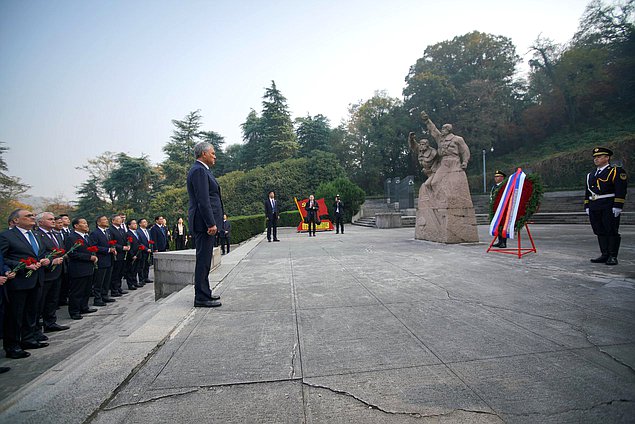 Chairman of the State Duma Vyacheslav Volodin and members of the delegation  laid a wreath at the monument to the pilots — heroes of the War of Resistance against Japan