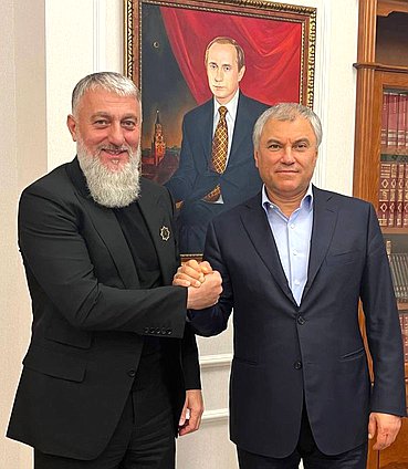 Член Комитета по безопасности и противодействию коррупции Адам Делимханов и Председатель Государственной Думы Вячеслав Володин