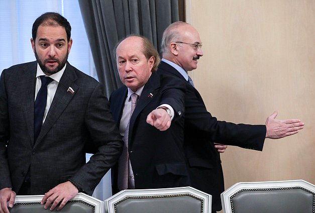 Первый заместитель Председателя Комитета по науке и высшему образованию Александр Мажуга, член Комитета Владимир Кононов и Председатель Комитета Сергей Кабышев