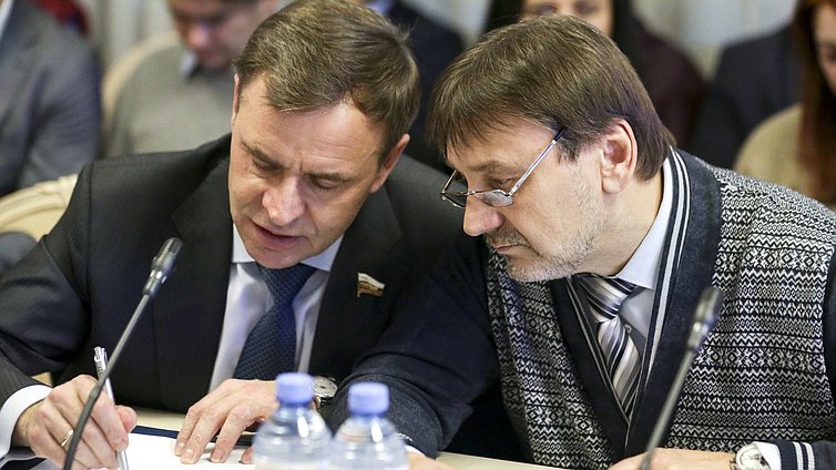 Член Комитета Совета Федерации по аграрно-продовольственной политике и природопользованию Виктор Новожилов и заместитель Председателя Комитета Совета Федерации по аграрно-продовольственной политике и природопользованию Владимир Лебедев