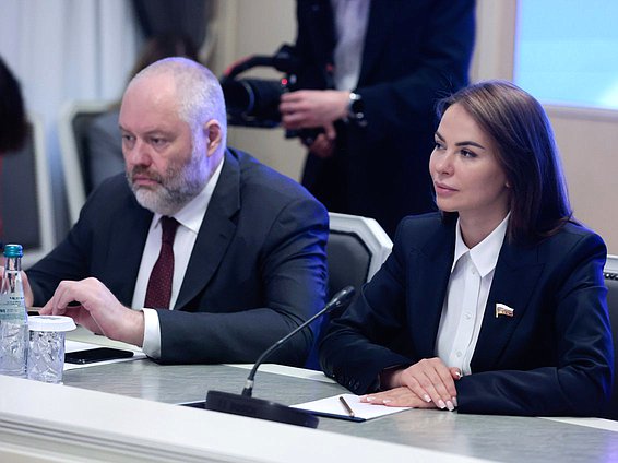 Первый заместитель Председателя Комитета по развитию гражданского общества, вопросам общественных и религиозных объединений, замещающий Председателя Комитета, Николай Новичков и член Комитета по просвещению Мария Харченко