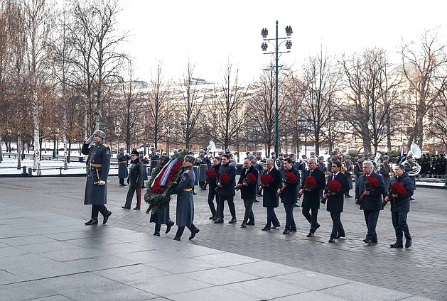 Председатель Государственной Думы Вячеслав Володин и главы делегаций стран-участниц ОДКБ возложили цветы к Могиле Неизвестного Солдата