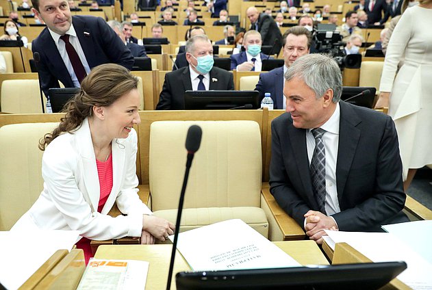 Кандидат в Председатели Государственной Думы VIII созыва Вячеслав Володин и депутат Государственной Думы от фракции «Единая Россия» Анна Кузнецова