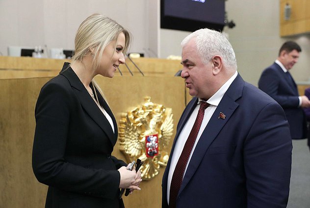 Депутат от фракции «Справедливая Россия — За правду» Яна Лантратова и депутат от фракции КПРФ Казбек Тайсаев