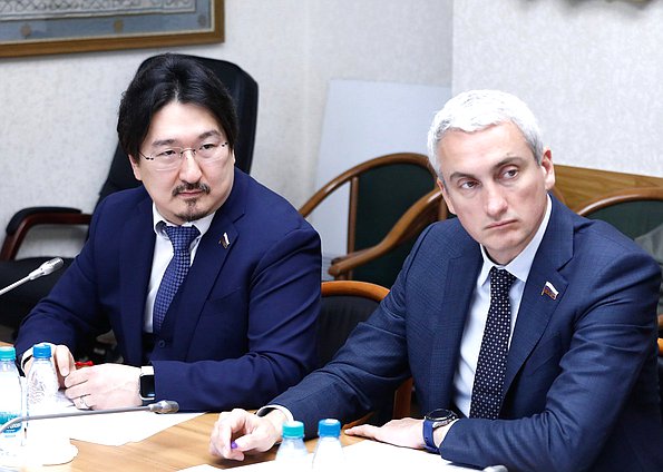 Первый заместитель Председателя Комитета по охране здоровья Бадма Башанкаев и заместитель Председателя Комитета Евгений Нифантьев