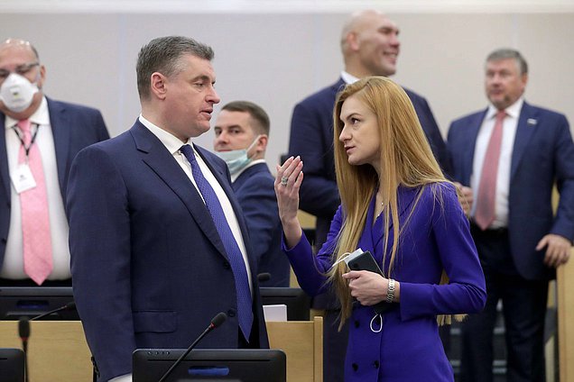 Председатель Комитета по международным делам Леонид Слуцкий и депутат от фракции «Единая Россия» Мария Бутина