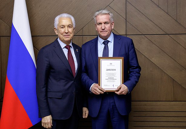 Руководитель фракции "Единая Россия" Владимир Васильев и исполнительный директор Службы политической информации АО «Агентство Интерфакс» Андрей Новиков