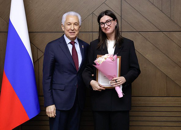 Руководитель фракции "Единая Россия" Владимир Васильев и начальник Управления общероссийской информации МИА «Россия сегодня» Юлия Оглоблина