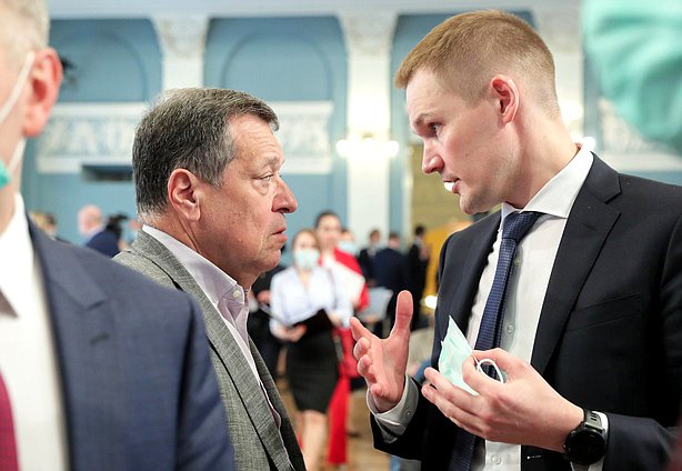 Председатель Комитета по бюджету и налогам Андрей Макаров и заместитель руководителя Аппарата Правительства РФ Александр Грибов
