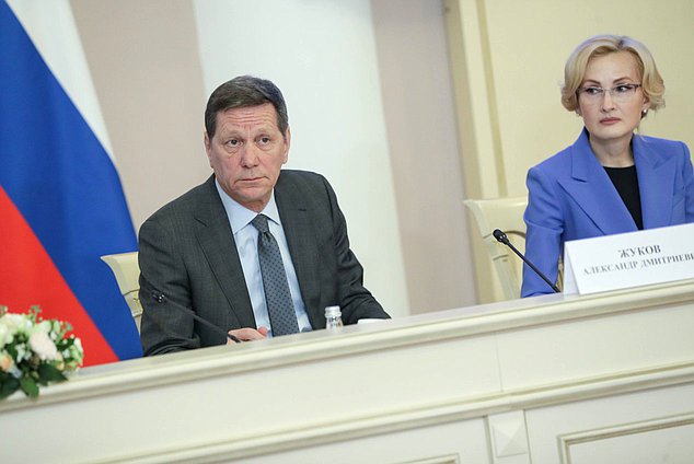Первый заместитель Председателя Государственной Думы Александр Жуков и заместитель Председателя Государственной Думы Ирина Яровая