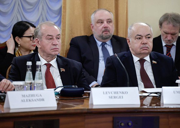 Первый заместитель Председателя Комитета по энергетике Сергей Левченко и сенатор РФ Ильяс Умаханов