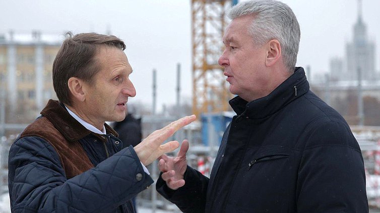  Председатель Государственной Думы Нарышкин
Сергей Евгеньевич
  посетил строительную площадку будущего парка «Зарядье», где параллельно со строительно-монтажными работами проводятся комплексные археологические раскопки. 
