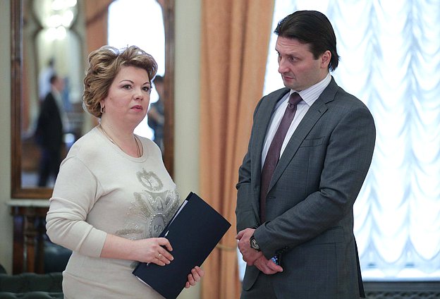 Председатель Комитета по культуре Елена Ямпольская и Генеральный директор Большого Московского государственного цирка на проспекте Вернадского Эдгард Запашный