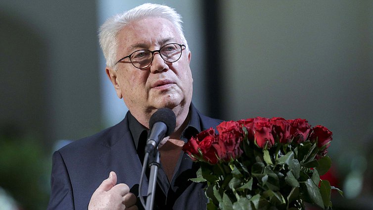 Руководитель Государственного театра пародий, Народный артист РСФСР Владимир Винокур