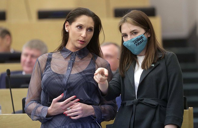 Член Комитета по развитию Дальнего Востока и Арктики Роза Чемерис и член Комитета по науке и высшему образованию Ксения Горячева