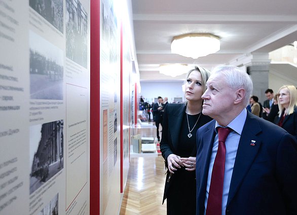 Руководитель фракции "Справедливая Россия" Сергей Миронов и Председатель Комитета по развитию гражданского общества, вопросам общественных и религиозных объединений Яна Лантратова