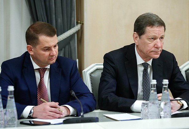 Председатель Комитета по труду, социальной политике и делам ветеранов Ярослав Нилов и Первый заместитель Председателя Государственной Думы Александр Жуков