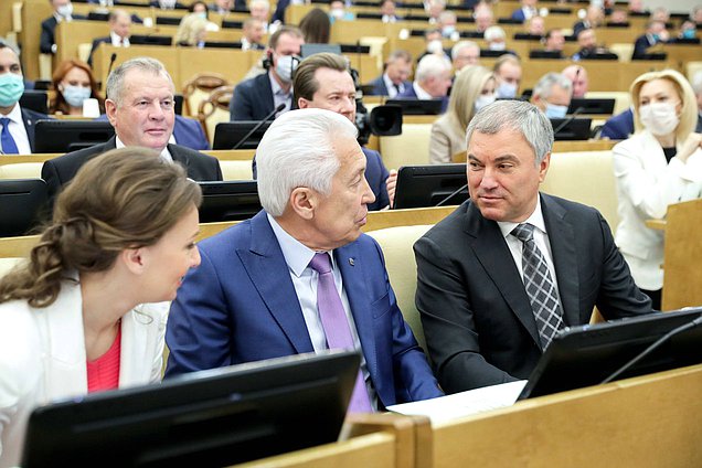 Кандидат в Председатели Государственной Думы VIII созыва Вячеслав Володин, руководитель фракции «Единая Россия» Владимир Васильев и депутат Государственной Думы от фракции «Единая Россия» Анна Кузнецова