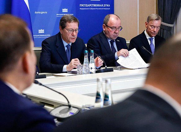 Первый заместитель Председателя Государственной Думы Александр Жуков и член Комитета по бюджету и налогам Виктор Селиверстов